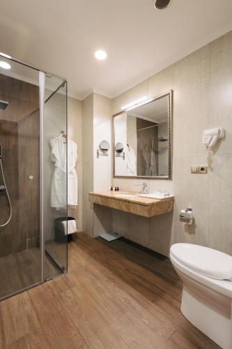 Un baño de Paris Hotel Yerevan