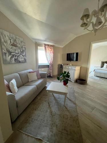 Una televisión o centro de entretenimiento en Borgo Vecchio Locanda di Charme