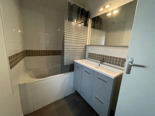 Ένα μπάνιο στο Appartement 2 chambres à 3 min à pied de la plage