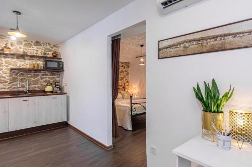 Sala de estar con cocina y dormitorio en Apartments Mikulin Family en Punat