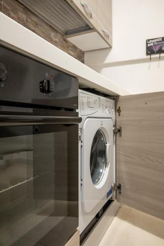 a washer and dryer in a small kitchen at Alla Marina Affittacamere in Riomaggiore