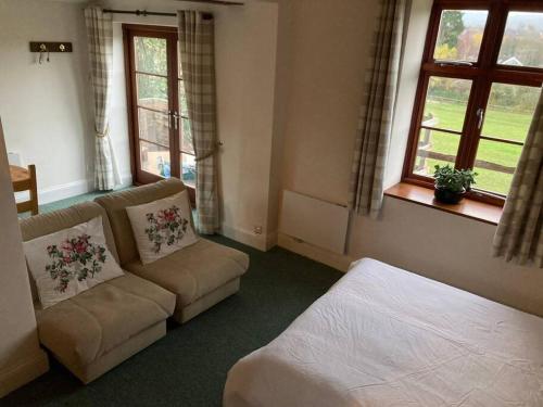 Peaceful Open-Plan Cottage With A View tesisinde bir odada yatak veya yataklar