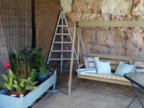 eine Veranda mit einem Etagenbett und einer Leiter in der Unterkunft YourHouse Cas Forner in Maria de la Salut