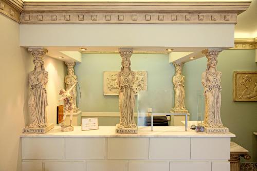 een museumtentoonstelling met standbeelden van godinnen bij Parthenon Art Hotel in Olympiakí Aktí