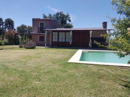 una casa con piscina en el patio en El Quincho en Gualeguay