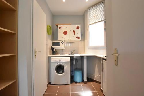 une petite cuisine avec un lave-linge et un évier dans l'établissement Studio Cosy centre historique et au calme (3), à Montpellier