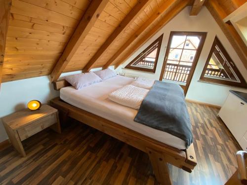 1 dormitorio con 1 cama grande en el ático en VOLLMER home, en Titisee-Neustadt