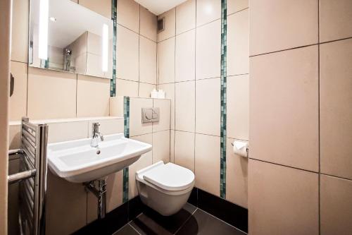 une salle de bain avec toilettes et lavabo dans l'établissement Les Aiguilles du Brevent - Grand Appt Renove - Central - Terrasse avec Vue, à Chamonix-Mont-Blanc