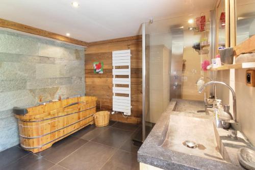 里雾诗Chalet YOLO, Vallée de Chamonix - sauna et jaccuzi的带浴缸、淋浴和水槽的浴室