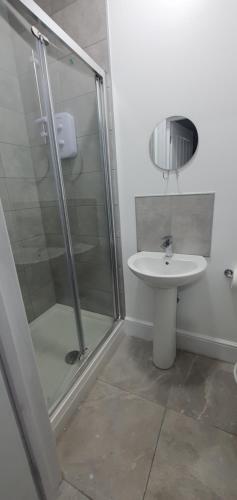 uma casa de banho com um chuveiro e um lavatório. em Coventry Princess House em Coventry