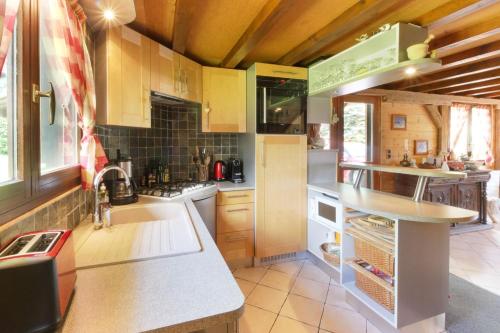 une cuisine avec des armoires jaunes et un comptoir dans l'établissement Chalet YOLO, Vallée de Chamonix - sauna et jaccuzi, aux Houches