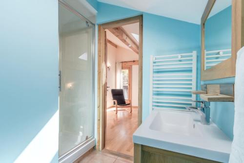 baño con lavabo, espejo y silla en Chalet Eveland - Proche du centre-ville - Calme en Les Houches