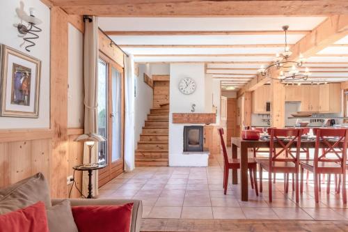 une cuisine et une salle à manger avec une table et des chaises dans l'établissement Chalet Eveland - Proche du centre-ville - Calme, aux Houches