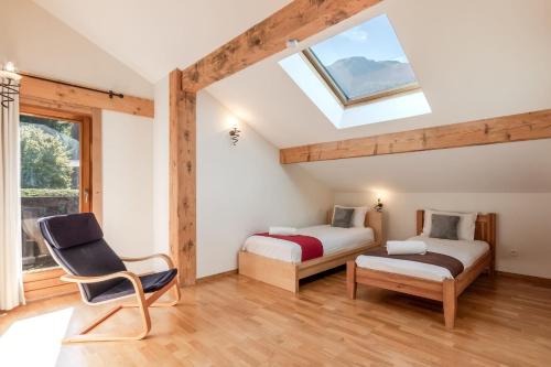 2 camas en una habitación con tragaluz en Chalet Eveland - Proche du centre-ville - Calme en Les Houches