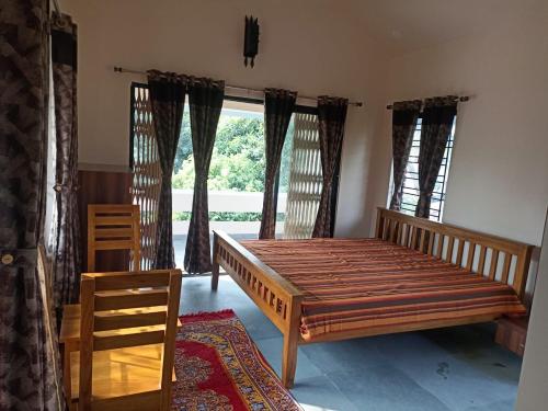um quarto com uma cama de madeira em frente a uma janela em Elim-A Sedate Nest em Santiniketan