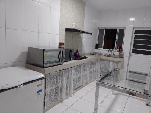 Dapur atau dapur kecil di CHÁCARA KAUANNY SOCORRO SP