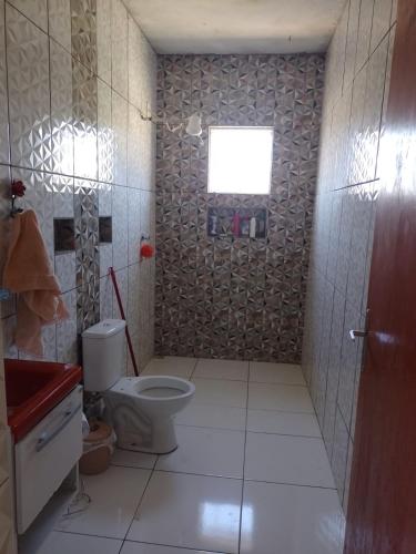a bathroom with a toilet and a window at CHÁCARA KAUANNY SOCORRO SP in Socorro