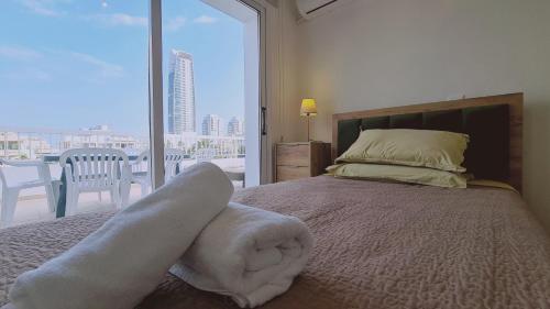 1 dormitorio con 1 cama con toallas en STAY Naturaleza Penthouse, en Limassol