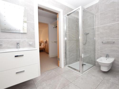 uma casa de banho com um chuveiro, um lavatório e um WC. em 5 bed in Colintraive 74117 em Colintraive