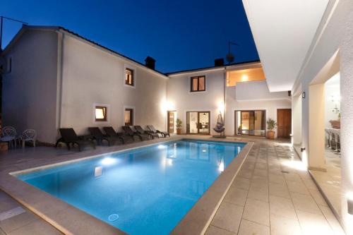 - une piscine au milieu d'une maison dans l'établissement Funcic Apartments 2 app, à Pula
