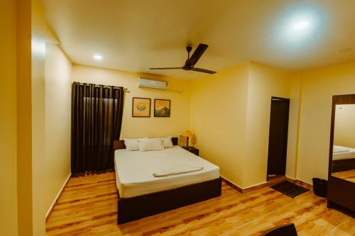 Ένα ή περισσότερα κρεβάτια σε δωμάτιο στο Dibrugarh Tea Residency