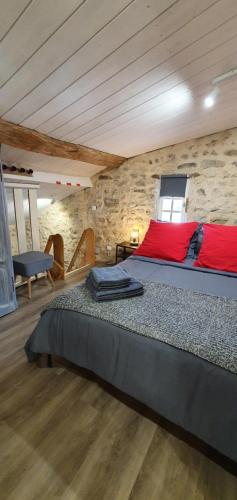 una camera con un grande letto in una parete in pietra di La Rose a Brossac