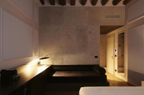 a living room with a couch and a lamp at Palazzo Pianca in Venice
