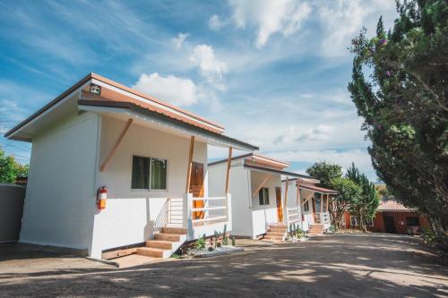 a row of houses on a street at DE VARIS KHAOKHO in Ban Non Na Yao