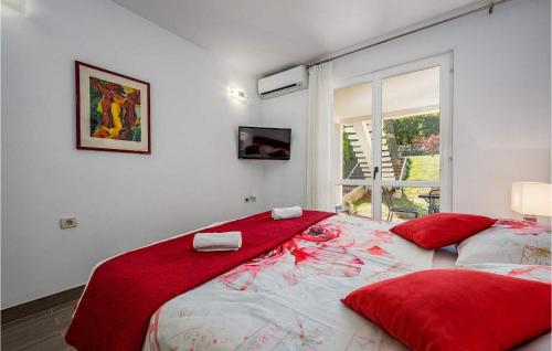 1 dormitorio con 2 camas con almohadas rojas en Studio Jasna, en Poreč