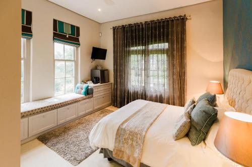 1 dormitorio con cama y ventana en Marshden Estate, en Stellenbosch