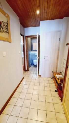 a room with a hallway with a toilet and a floor at MV Vacances in Les Rousses