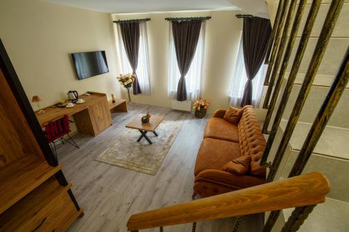 里澤的住宿－Grand 464 Otel，客厅配有沙发和桌子