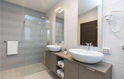 ein weißes Bad mit 2 Waschbecken und einer Dusche in der Unterkunft Villa Greenblue in Poreč