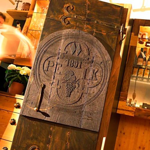 a wooden box with a handle on top of it at Kürbishof Gartner in Fehring