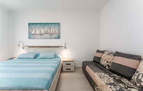 ein Schlafzimmer mit einem Bett und einem Sofa in der Unterkunft Nerina in Poreč