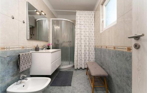 ein Bad mit einem Waschbecken, einem WC und einer Dusche in der Unterkunft Nerina in Poreč