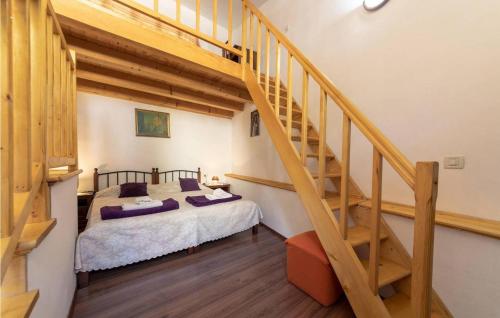 1 dormitorio con 1 cama y escalera de madera en Pelizzar, en Vrsar