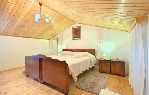 een slaapkamer met een bed en een houten plafond bij Ninna in Buzet