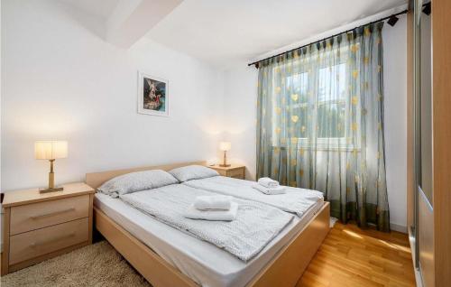 - une chambre avec un grand lit et une fenêtre dans l'établissement Casa Rita Porec, à Poreč
