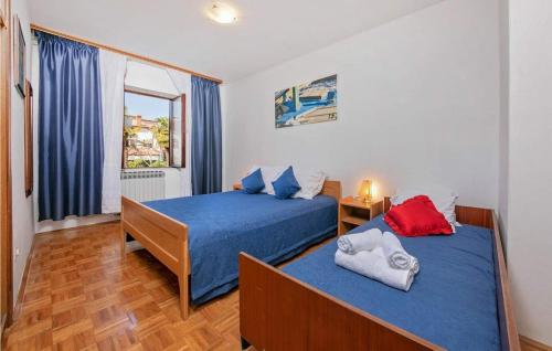 1 dormitorio con 2 camas y ventana en Sunset Porec 3, en Poreč