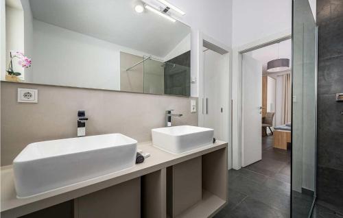 een badkamer met een witte wastafel en een spiegel bij Villa Simic in Poreč