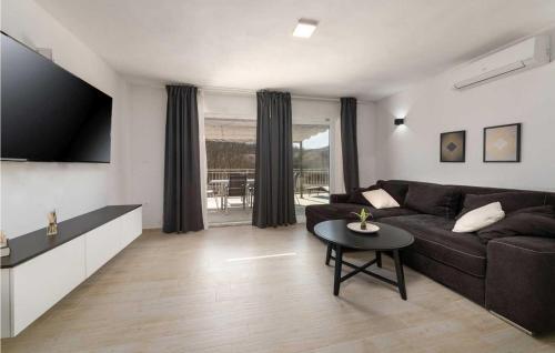 パジンにあるVilla Forest Fairyのソファとテーブルのあるリビングルーム