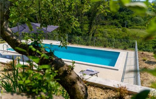 パジンにあるVilla Forest Fairyの周囲にフェンスを設けたスイミングプール