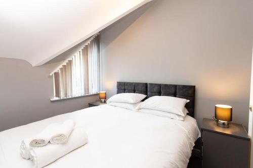 1 dormitorio con 1 cama blanca grande y 2 lámparas en Modern Stylish 1Bed Apartment in Birkenhead, en Birkenhead