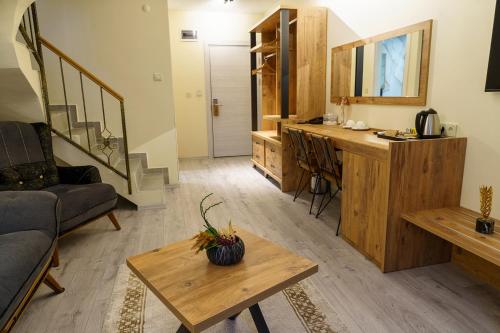 Grand 464 Otel في ريزي: غرفة معيشة مع أريكة وطاولة