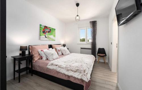 1 dormitorio con 1 cama y TV en Apartment Ana, en Poreč