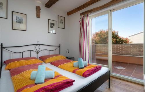 um quarto com 2 camas e uma grande janela em Villa Leon em Funtana