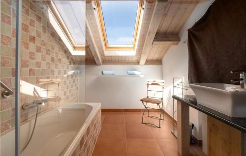 uma casa de banho com um lavatório e uma banheira em Villa Leon em Funtana