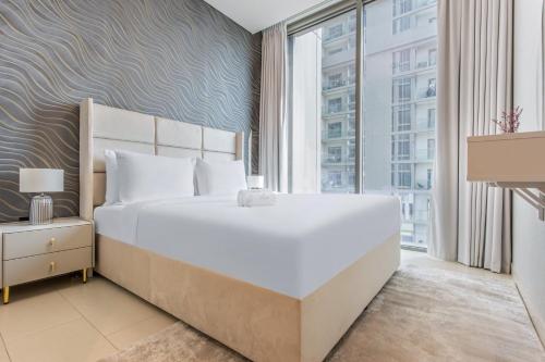 Katil atau katil-katil dalam bilik di STAY BY LATINEM Luxury 1BR Holiday Home CVR B209 near Burj Khalifa