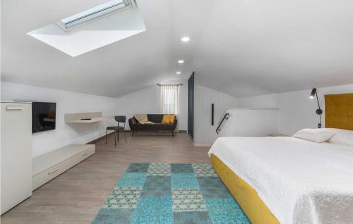 ein weißes Schlafzimmer mit einem Bett und einem Sofa in der Unterkunft Villa Hizina Veleniki in Poreč